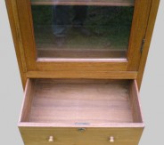 bibliotheque_homme-debout-tiroir